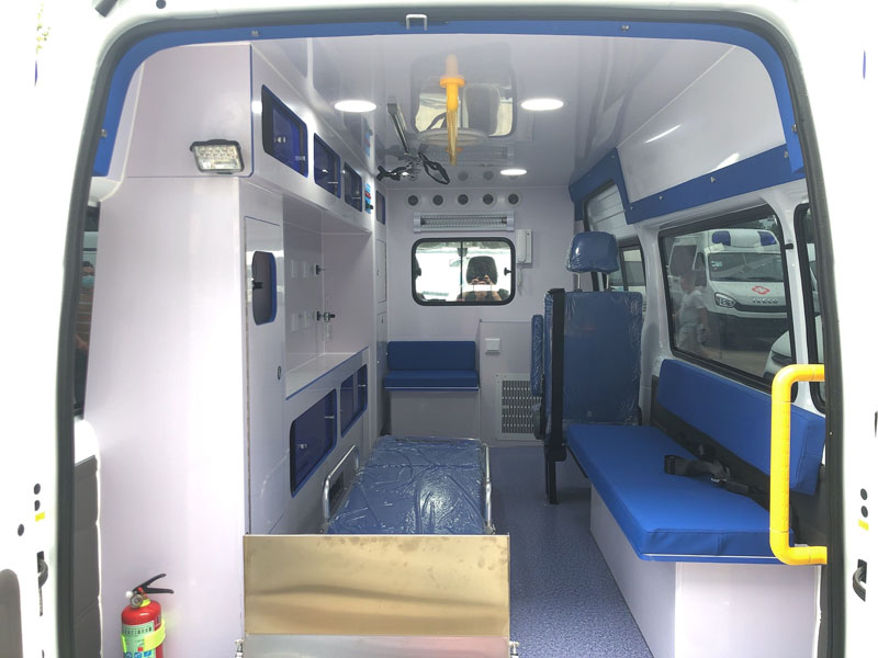 福特V348長軸中頂監(jiān)護型救護車