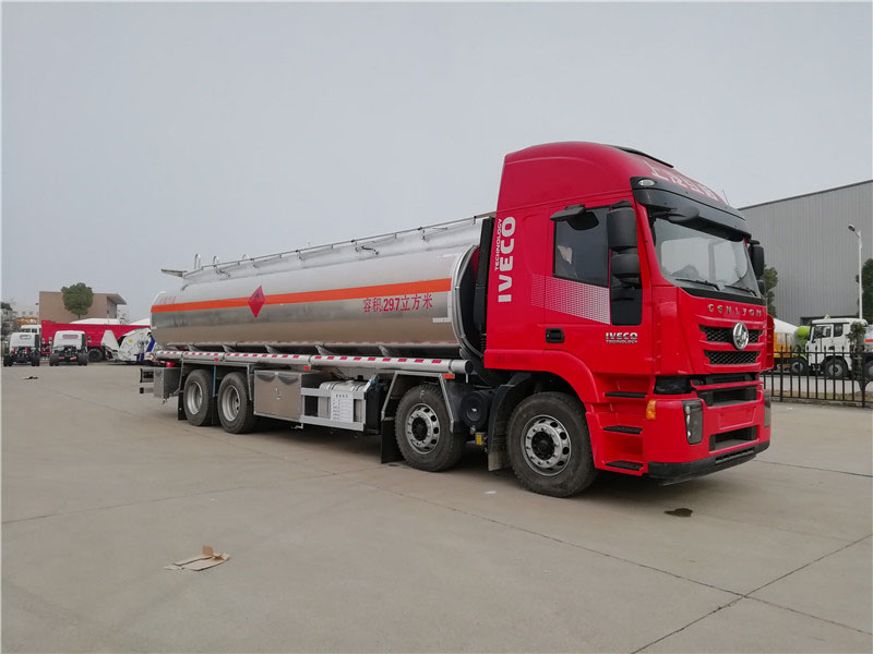 上汽紅巖29.7方前四后八鋁合金運(yùn)油車，20噸運(yùn)油車